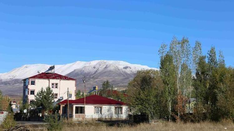 Varto’nun dağlarına mevsimin ilk karı düştü