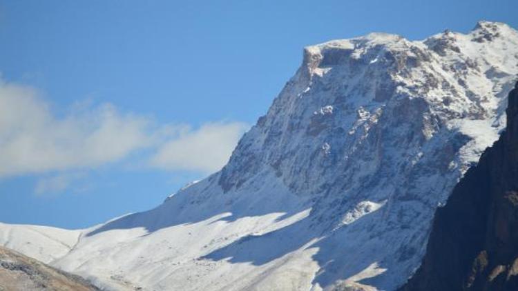 Hakkari dağlarına kar yağdı