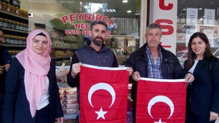 Balıkesir Esnafına 10 bin Türk bayrağı dağıtıldı