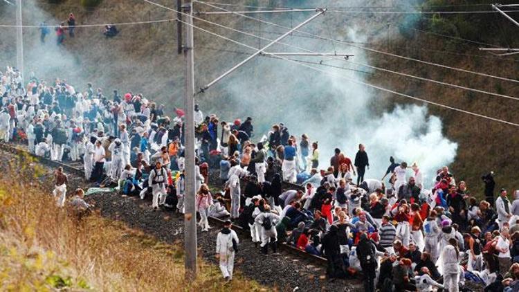 Gündüz otobanı gece tren yolunu kapattılar