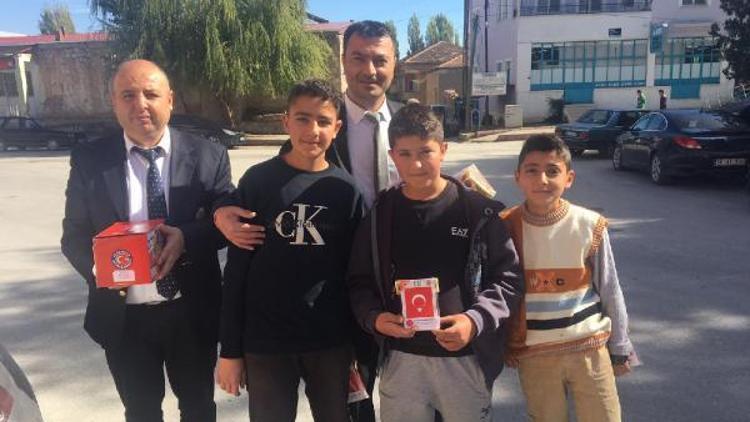 MHP Kocasinan ilçe teşkilatı esnafa Türk bayrağı dağıttı