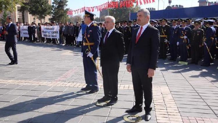 Cumhuriyet Bayramı kutlamaları çelenk sunma töreni ile başladı