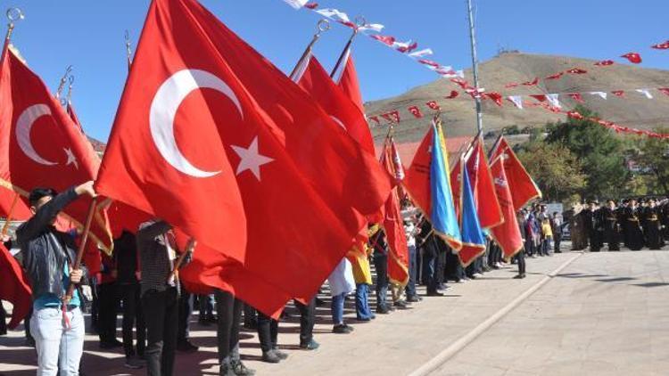 Bitlis ve Hakkaride 29 Ekim Cumhuriyet Bayramı çelenk sunma töreni