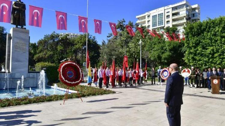 Cumhuriyet Bayramı nedeniyle Atatürk Anıtına çelenk konuldu