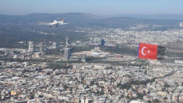 Cumhuriyet Bayramı kutlaması için Türk bayrağıyla uçtular