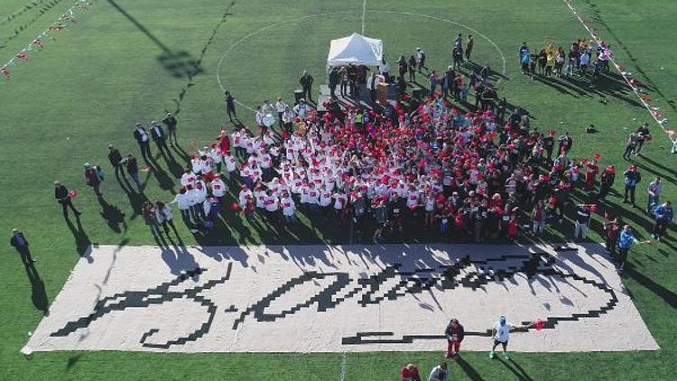 132 kadın 2 milyon 852 bin 496 ilmekle Atatürk imzası yaptı