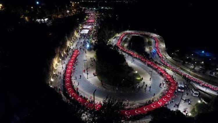 Antalyada Türk bayraklı meşaleli 29 Ekim yürüyüşü