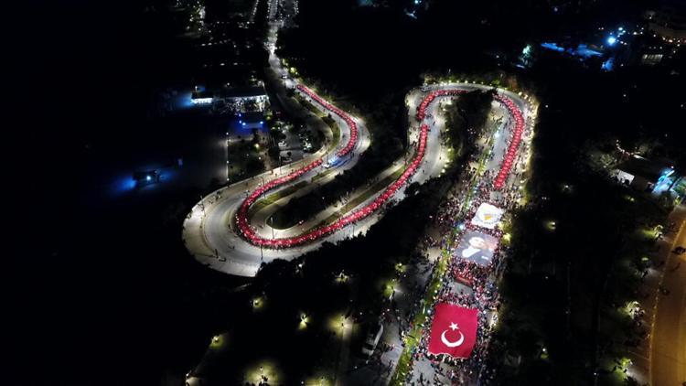 Antalyada müthiş görüntüler... 600 metrelik dev Türk bayrağı ile yürüyüş