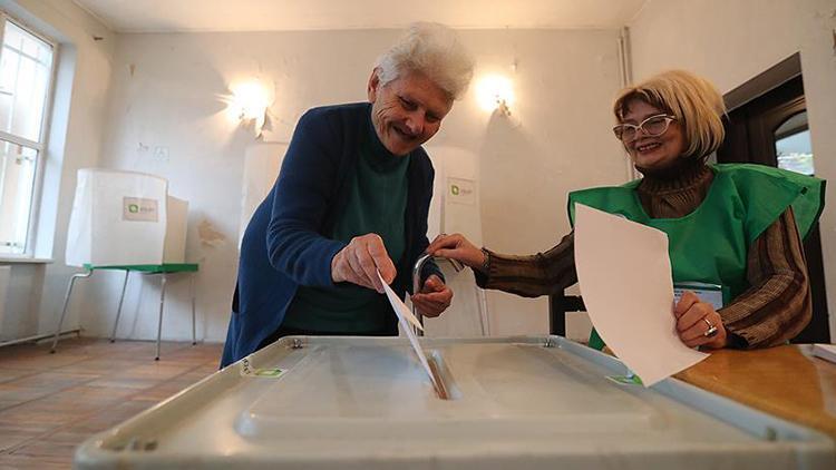 Gürcistandaki cumhurbaşkanı seçimlerinde ilk sonuçlar duyuruldu