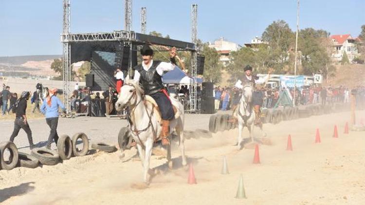 Bornovada rahvan at yarışları yapıldı