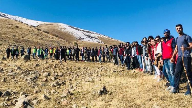 Dağcılar Cumhuriyet Bayramı nedeniyle 2 bin 400 metre yüksekliğe tırmandı