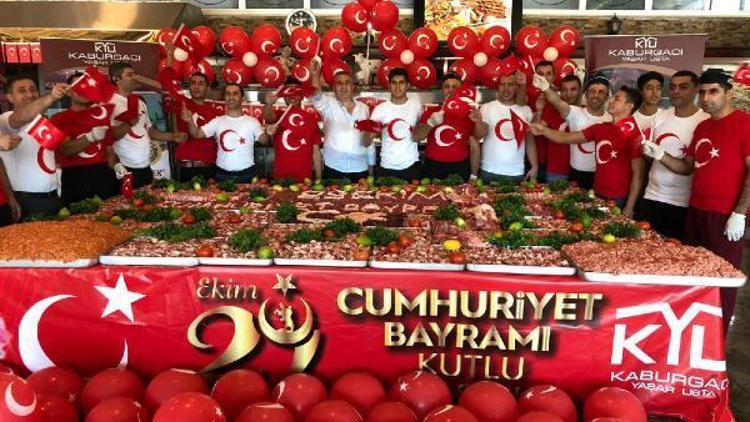 Adanalı kebapçıdan etlerden Türk bayrağı yaptı
