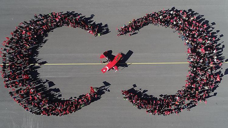 Akrobasi pilotundan Cumhuriyet Bayramına özel gösteri