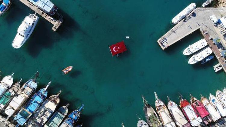 Cumhuriyet Bayramını denizde Türk bayrağı açarak kutladılar