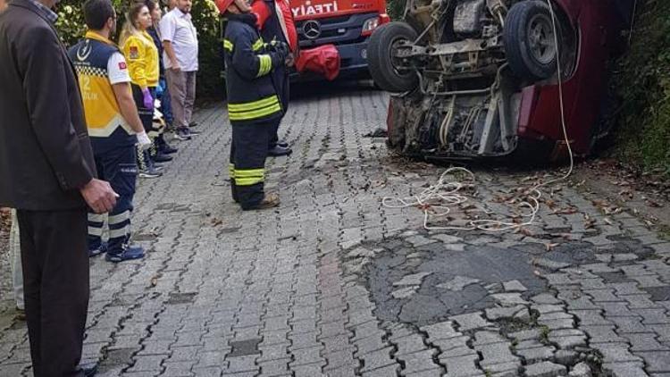 Minibüs, yükseklikten alt yola düştü: 1 yaralı