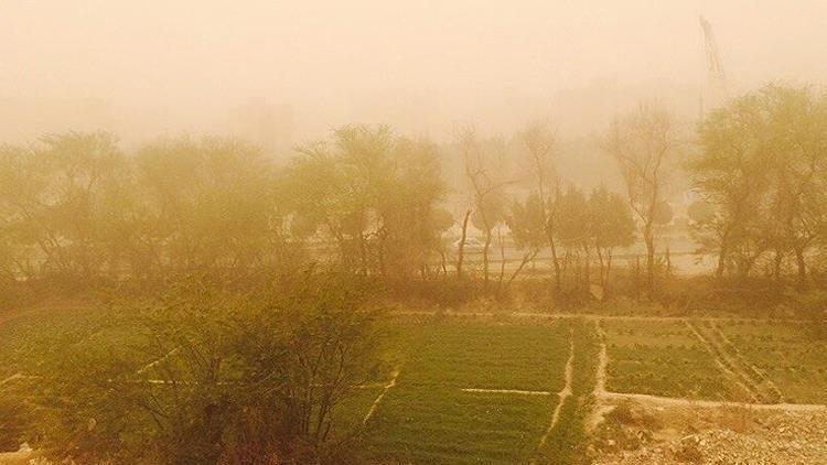 İranda toz fırtınası hayatı olumsuz etkiliyor