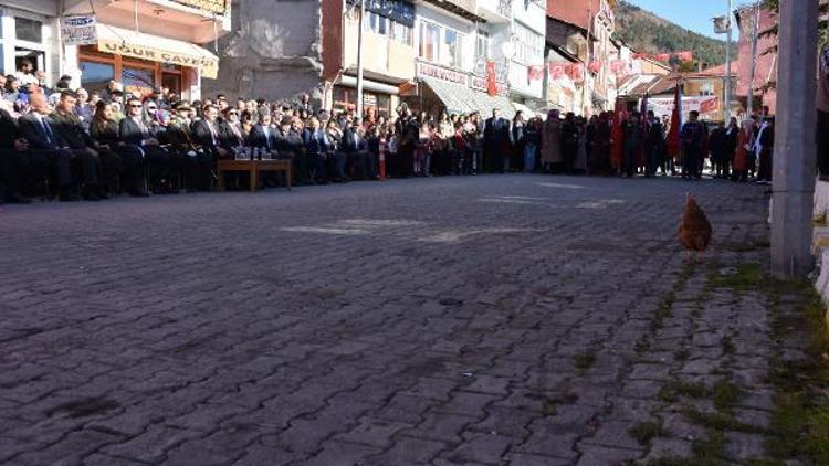 Posoftaki törende tavuk sürprizi