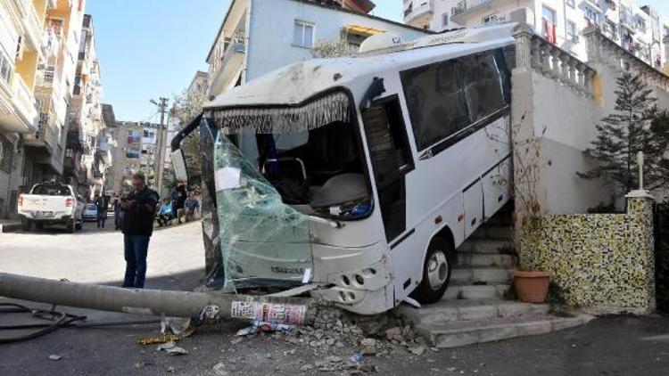 Freni boşalan midibüs otomobile çarpıp, elektrik direğini devirdi