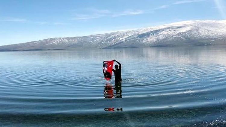 Çevresi karla kaplı gölde yüzdü, Türk bayrağı açtı