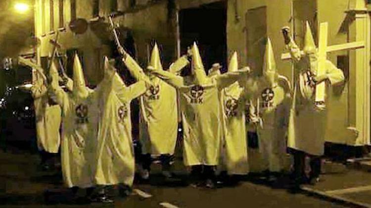 Kuzey İrlandada Ku Klux Klan kıyafetli gruba inceleme