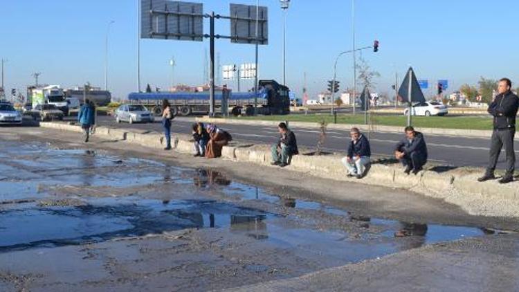 Otobüs arızalandı, yolcular tamir için 8 saat bekledi