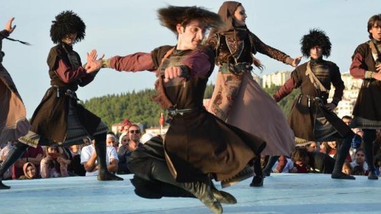 Uluslararası Troya Halk Dansları Festivalinde folklor ekipleri alkış aldı