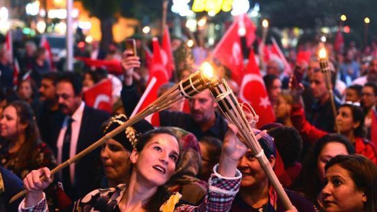 Adanada Cumhuriyet Bayramı, fener alayı yürüyüşüyle kutlandı