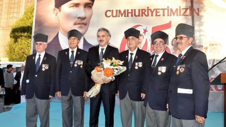 İzmirde 29 Ekim Cumhuriyet Bayramı coşkuyla kutlandı (2)