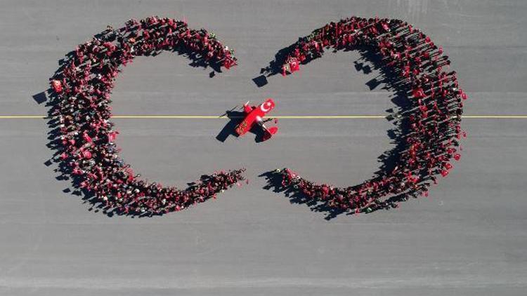 Havacılık merkezinde Cumhuriyet fotoğrafı