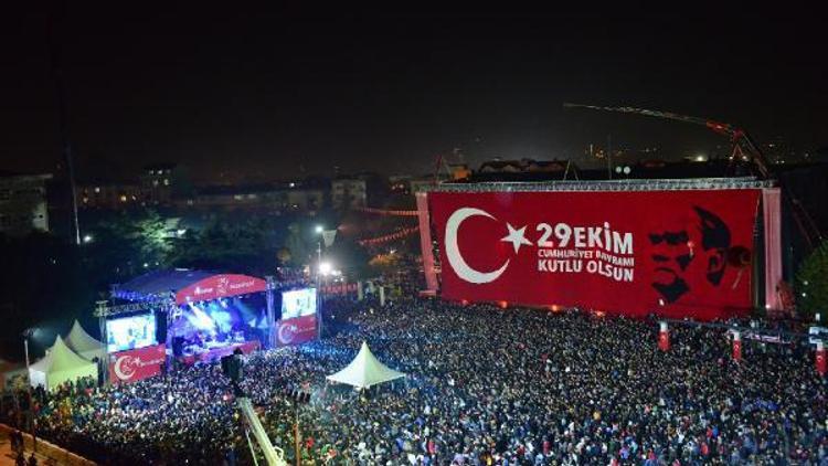 Cumhuriyet Bayramı kutlamasında 20 milyon ilmek ile örülen dev Türk bayrağı asıldı