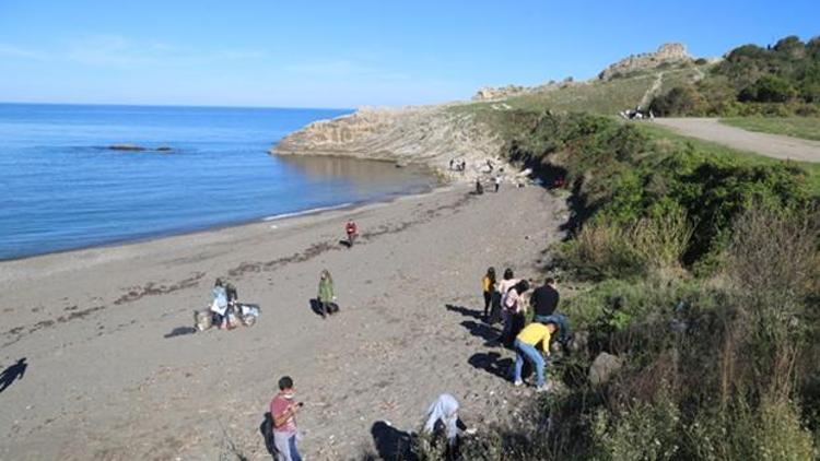 Üniversite öğrencileri Karadeniz sahilini temizledi