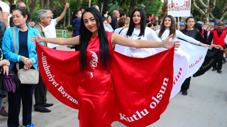 Adana’da Cumhuriyet Bayramı, fener alayı yürüyüşüyle kutlandı
