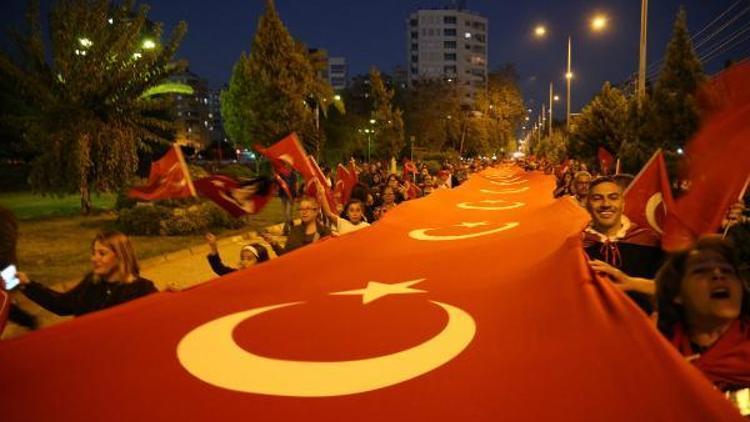 Cumhuriyet Yürüyüşünde bin metrelik Türk bayrağı ve Atatürk posteri