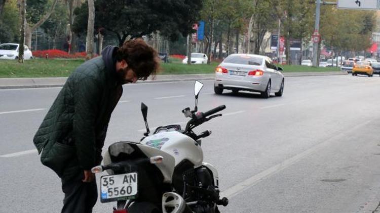 Trafikte yol verme kavgası; kaskıyla otobüsün camlarını kırdı