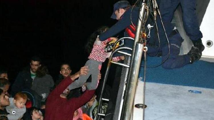 İzmirde lastik botlarda 181 kaçak göçmen yakalandı