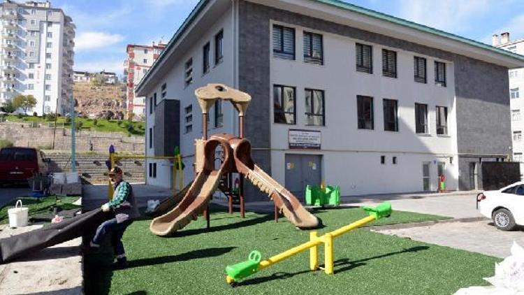 Melikgazi Belediyesinden oyun alanlarına sentetik çim uygulaması