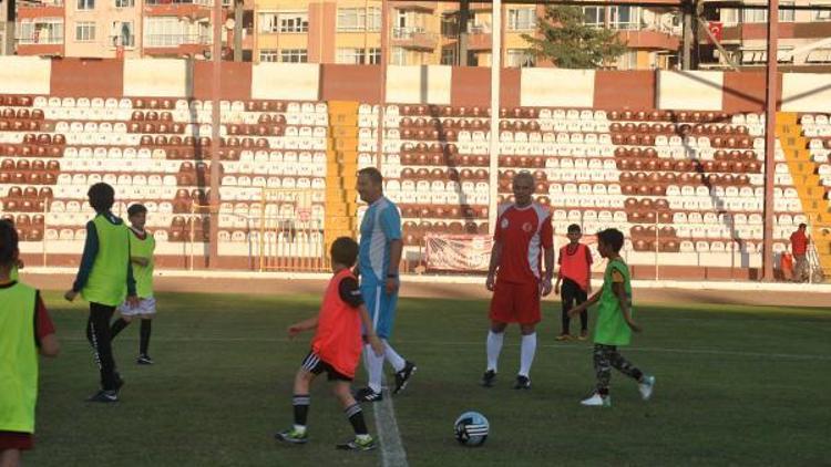 Futbolun efsaneleri, Hatay’da çocuk ve gençlerle buluştu