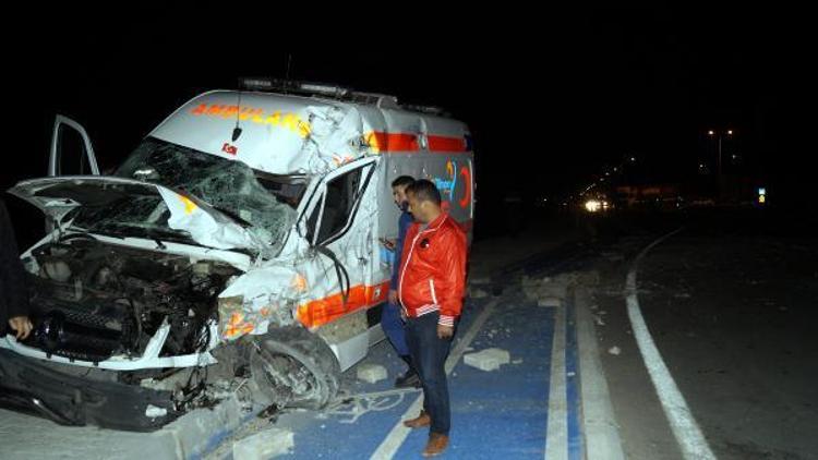 18 günlük hasta bebeğin taşındığı ambulans ile TIR çarpıştı: 3 yaralı