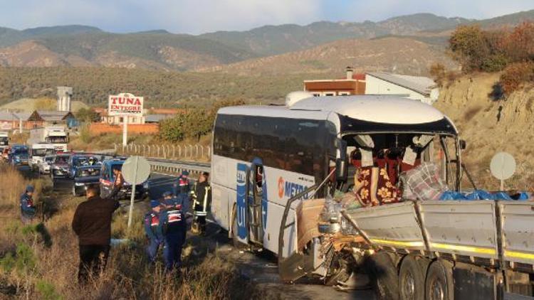 Yolcu otobüsü, TIRa çarptı: 2 kişi öldü, 34’ü asker, 40 yaralı