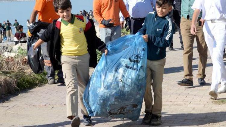 Öğrenciler Mersinde sahili temizledi