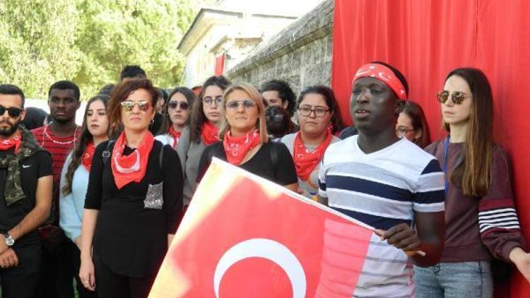 Gambiyalı öğrenci Bayrak şiirini okudu