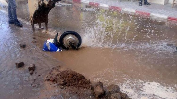 Elektrikli bisikletiyle çukura düştü