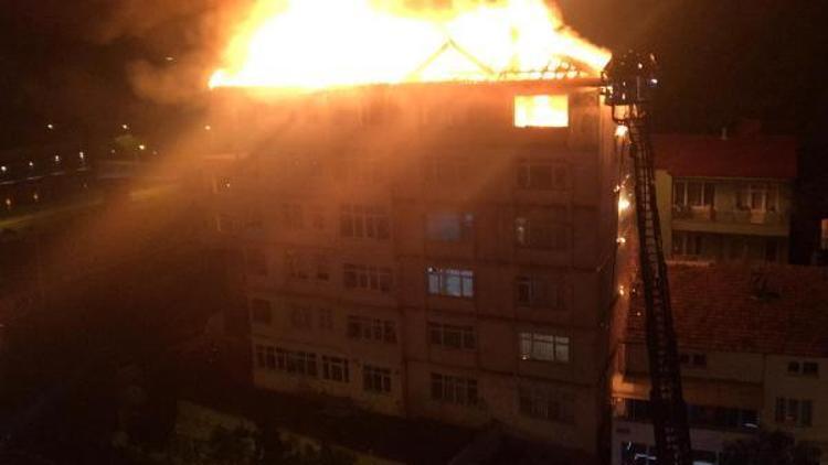 6 katlı binanın son katı ve çatısı alev alev yandı