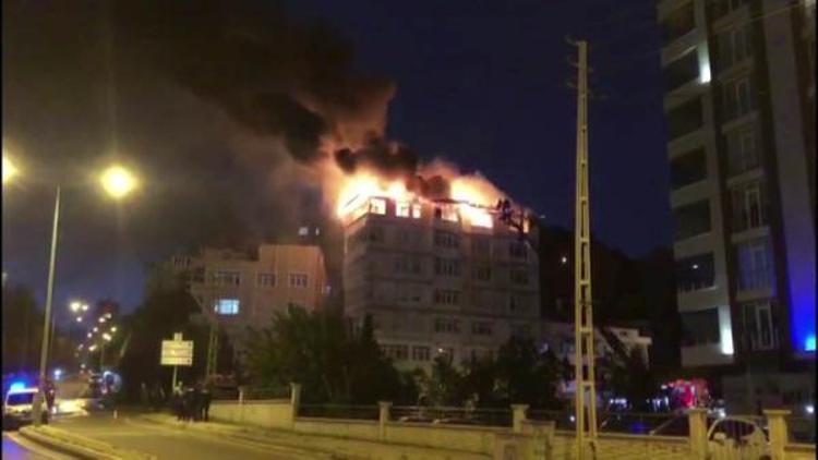 6 katlı binanın son katı ve çatısı alev alev yandı (2)