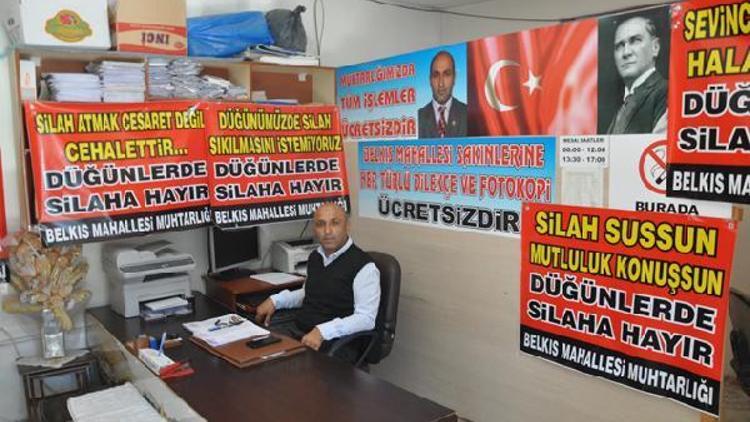 Düğünlerde silaha karşı afiş dağıtıyor