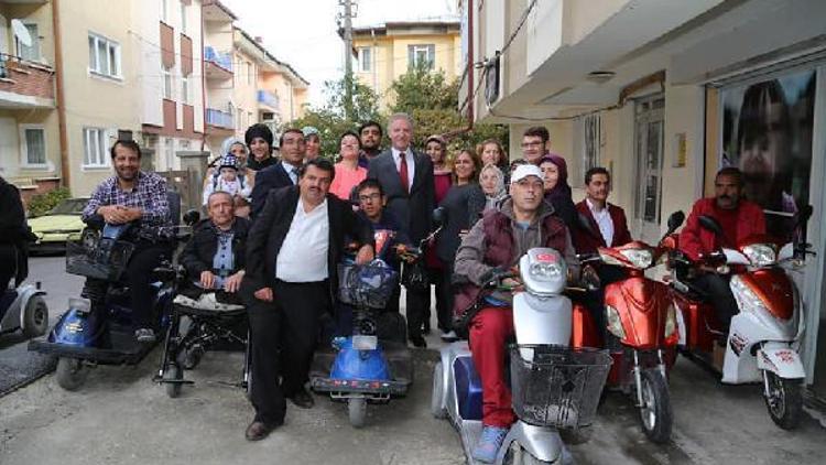 Tayini çıkan validen şehit aileleriyle engellilere hediye jesti