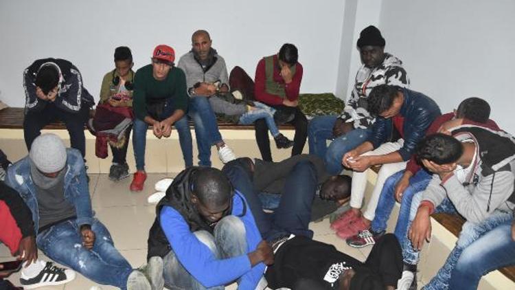 Yunanistana geçmek isteyen 54 kaçak göçmen sıkıştıkları minibüste yakalandı