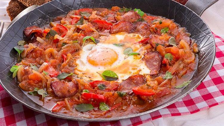 Peynirli fesleğenli menemen tarifi