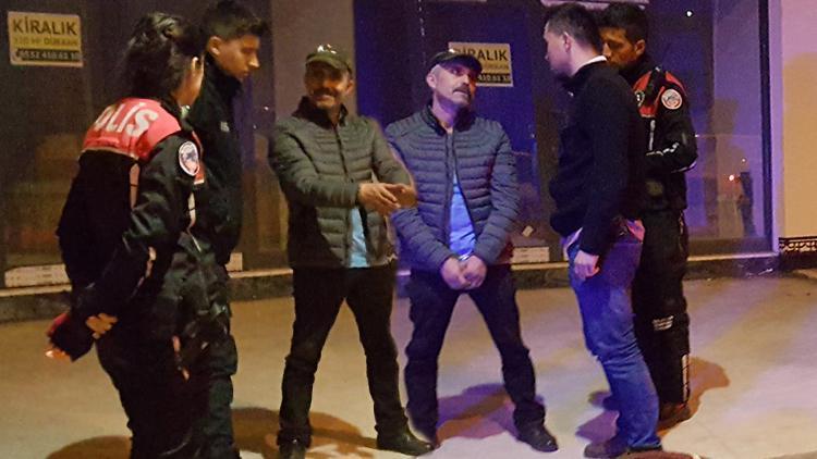 Polis evsiz adama yardımcı olmak istedi Üzerinden çıkanlar şaşırttı