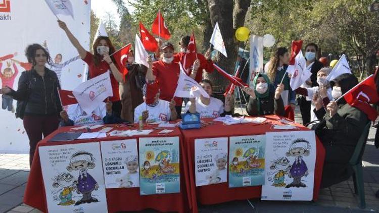 Lösemi haftasında vatandaşlara maske dağıtıldı